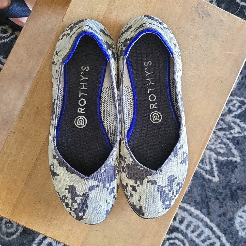EUC size 7.5 Rothy’s digital camo flats
